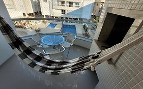 Apartamento frente para a piscina a uma quadra da praia